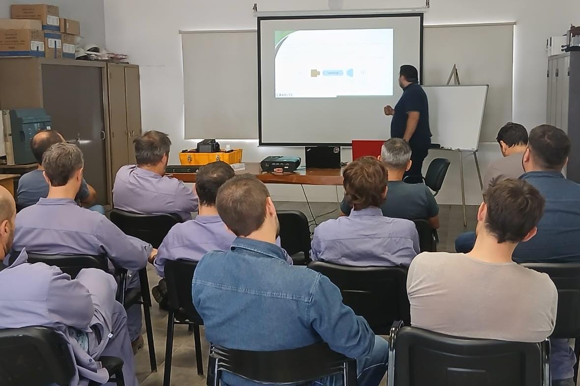 Leonel Goiri dictando una capacitación técnica en fibra óptica